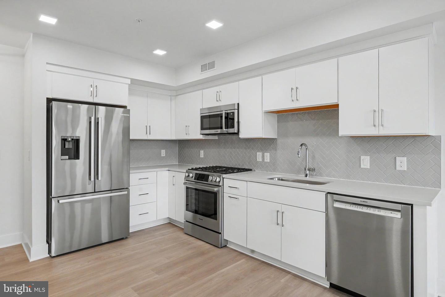 701 N Henry St #213 Property Photo 27