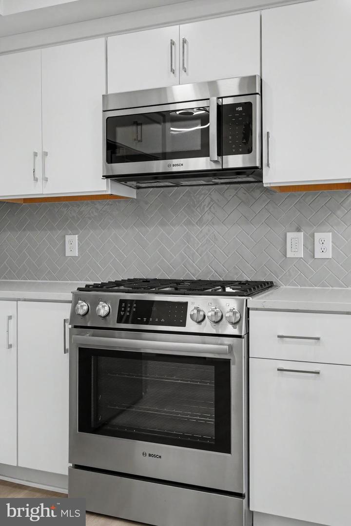701 N Henry St #213 Property Photo 28