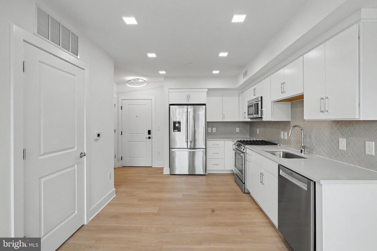 701 N Henry St #213 Property Photo 31
