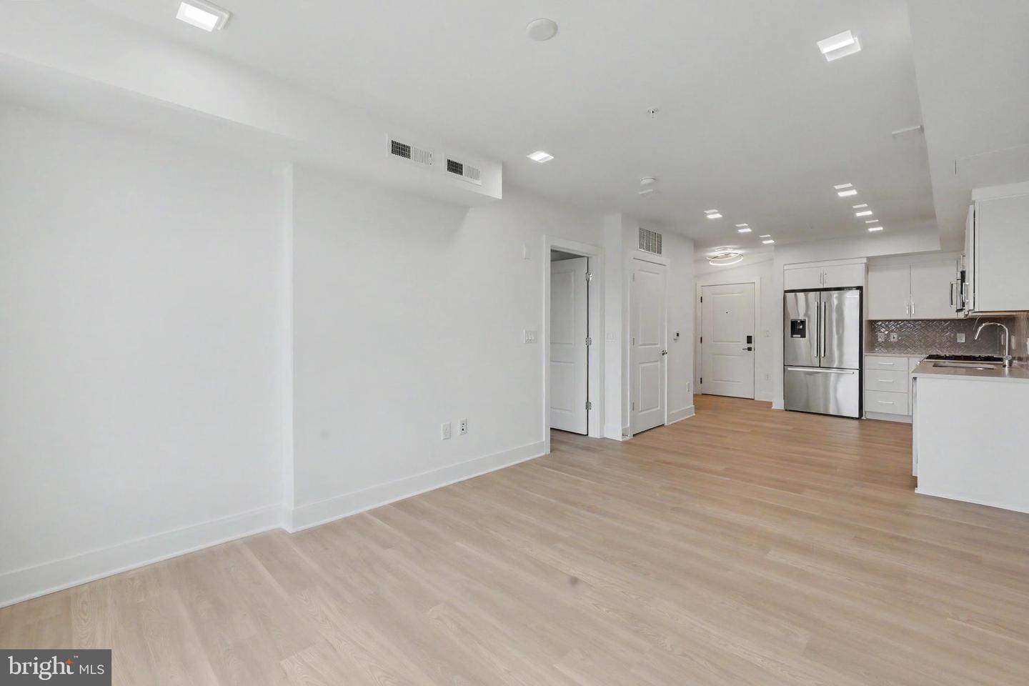 701 N Henry St #213 Property Photo 33