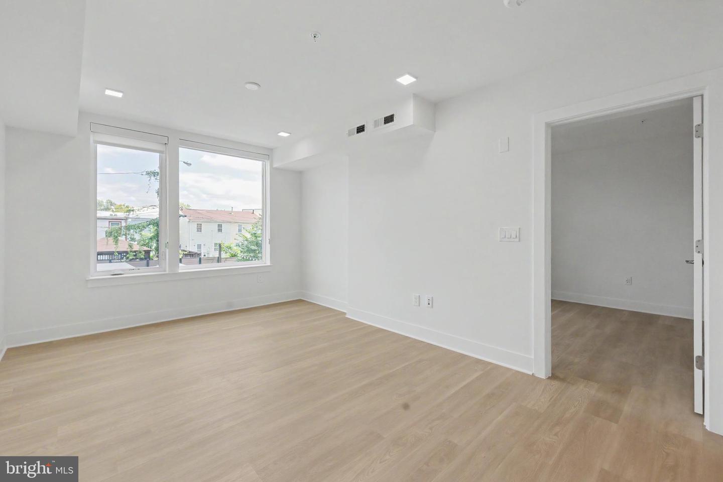 701 N Henry St #213 Property Photo 35