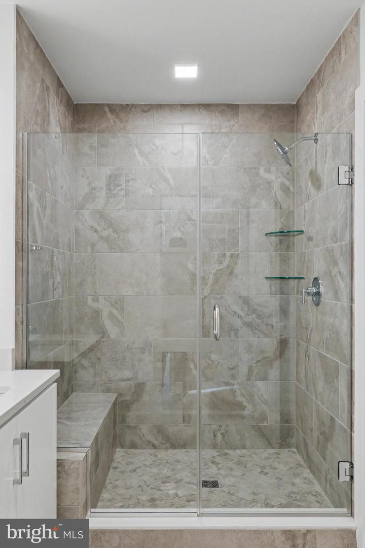 701 N Henry St #213 Property Photo 42