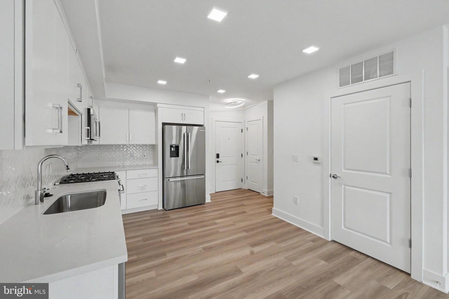 701 N Henry St #206 Property Photo 26