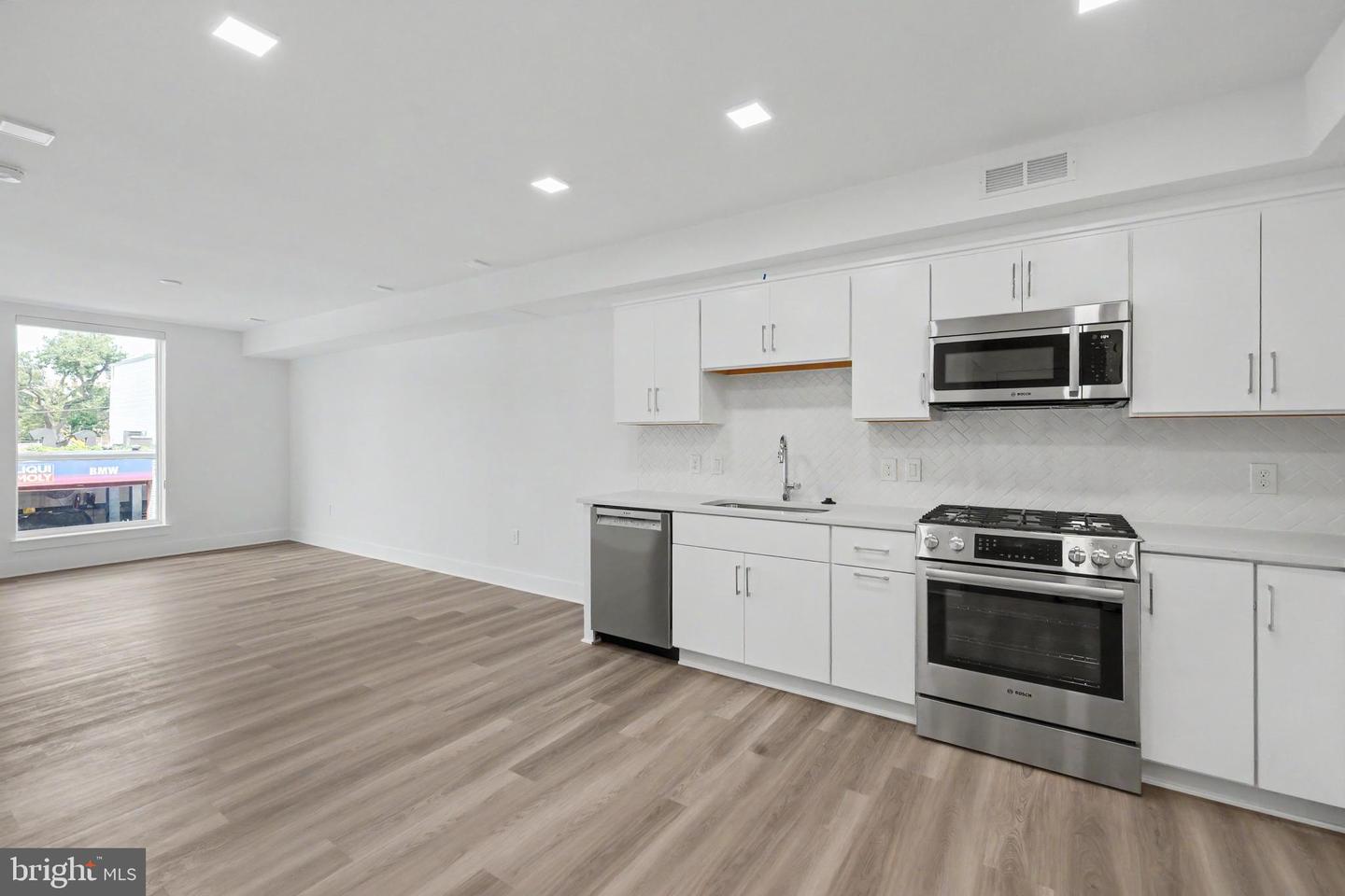 701 N Henry St #206 Property Photo 27