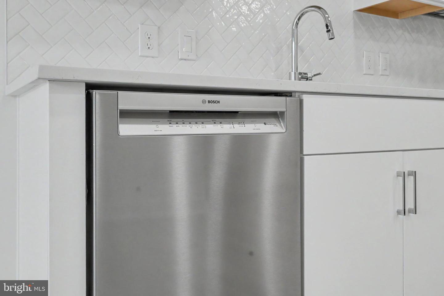 701 N Henry St #206 Property Photo 28