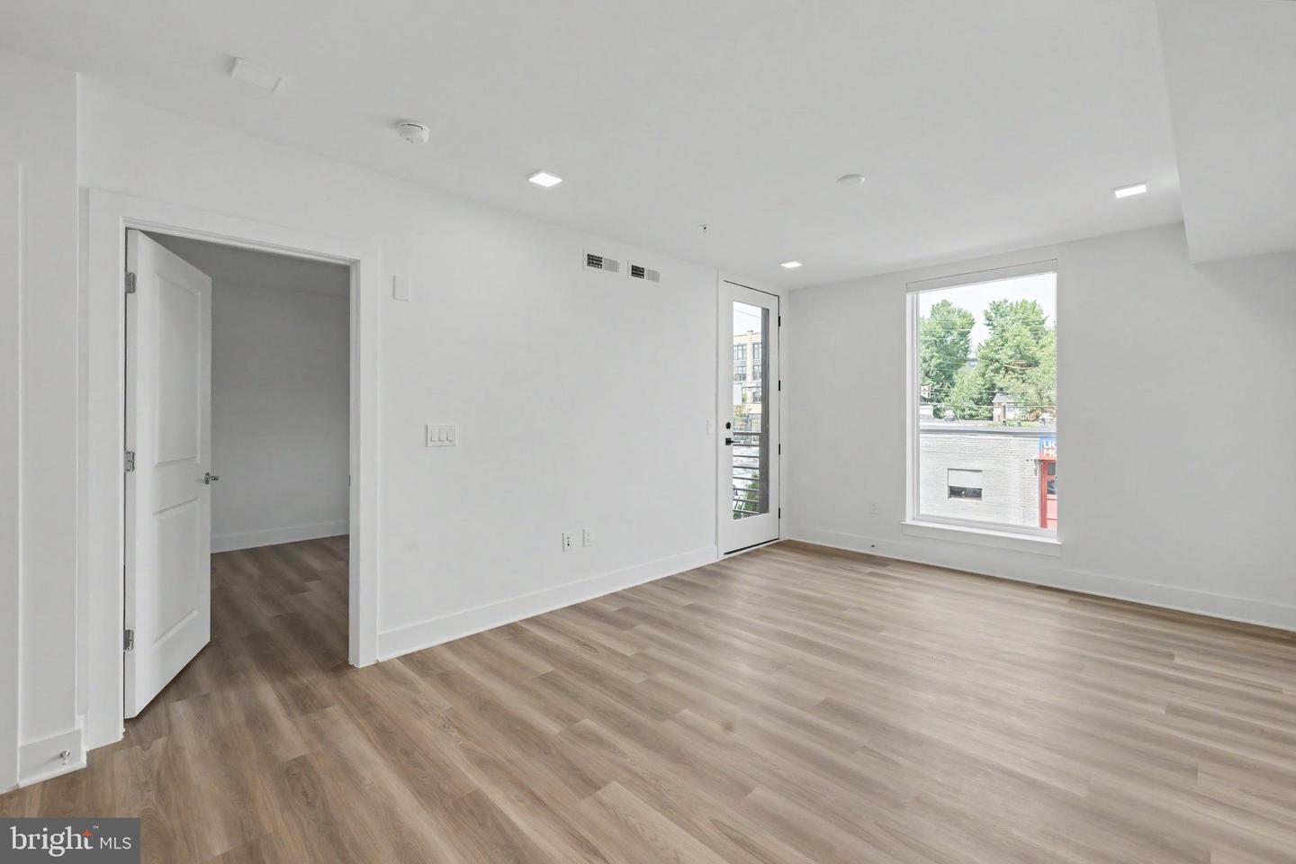 701 N Henry St #206 Property Photo 36