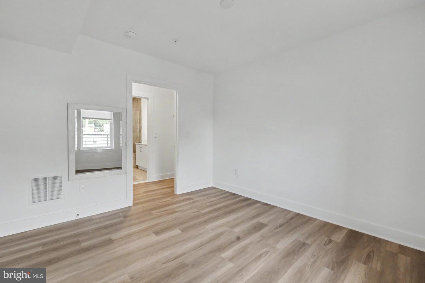 701 N Henry St #206 Property Photo 43