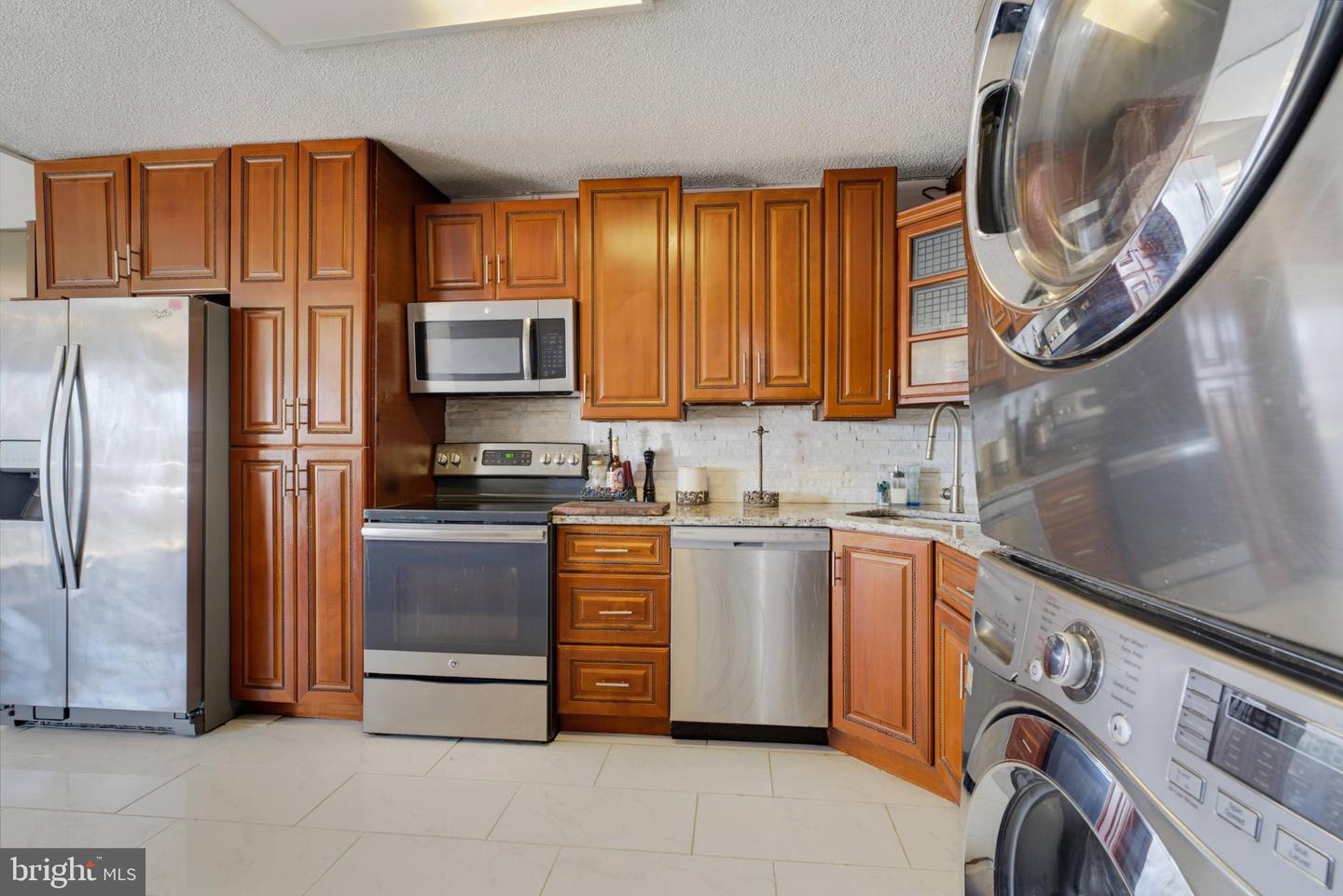 203 Yoakum Pkwy #910 Property Photo 4