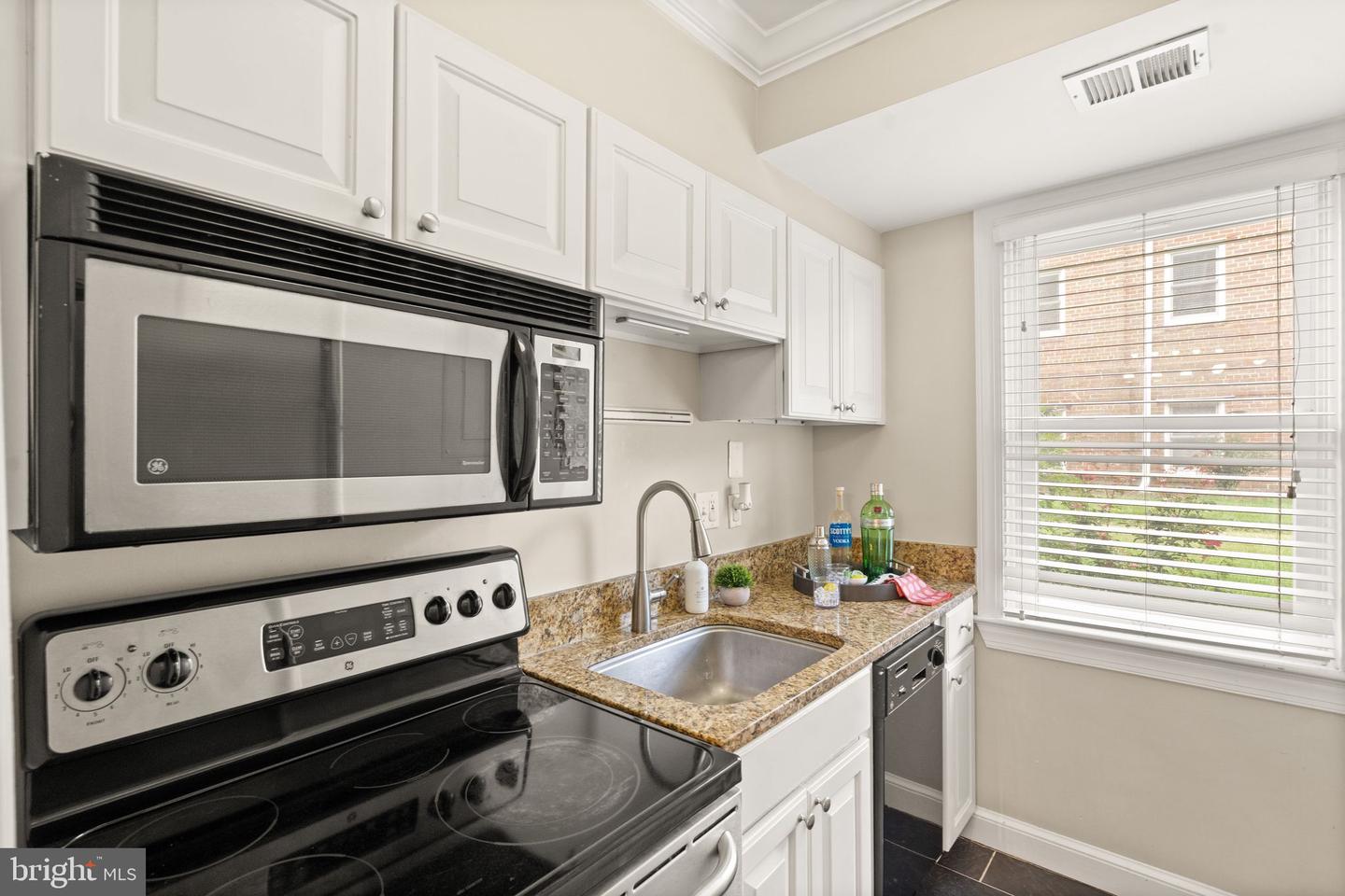 718 S Washington St #101 Property Photo 4