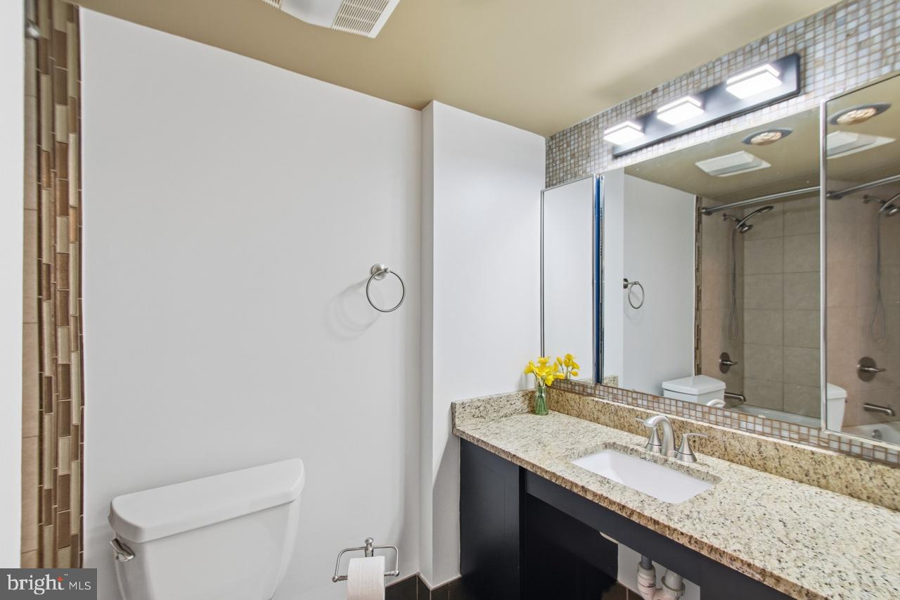 307 Yoakum Pkwy #222 Property Photo 32