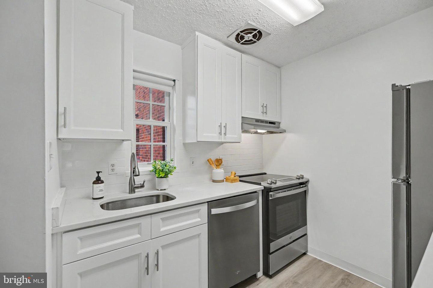 1602 W Abingdon Dr #101 Property Photo 3