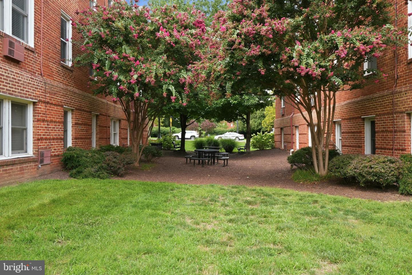 922 S Washington St #304 Property Photo 17