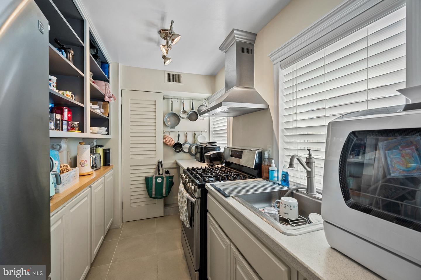 810 Queen St Property Photo 12