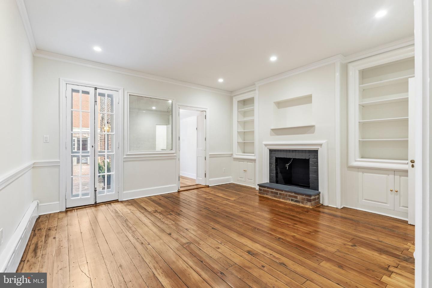 303 Queen St Property Photo 8