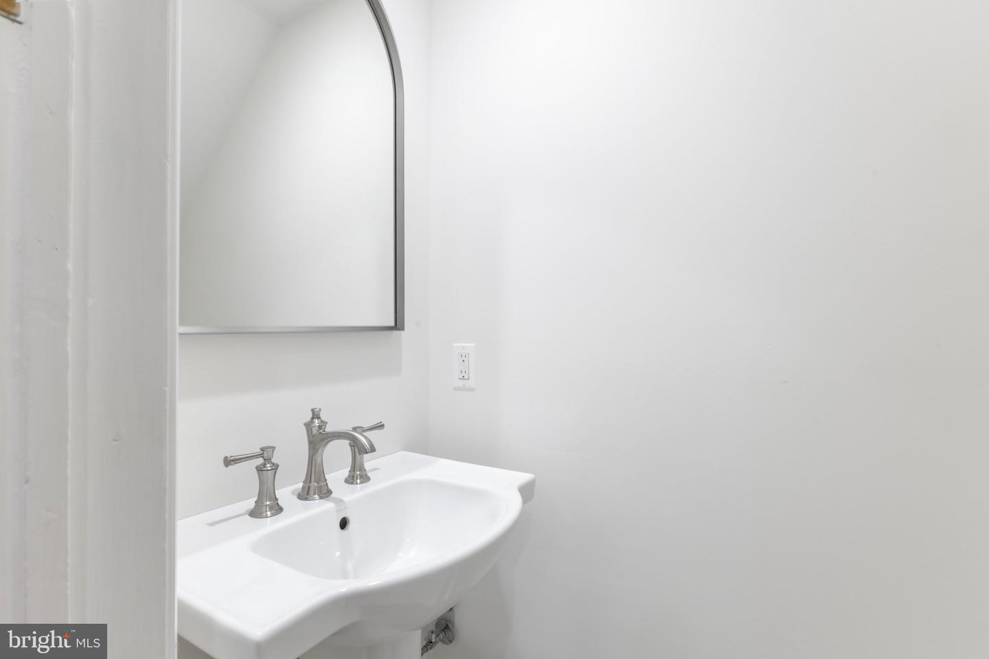 303 Queen St Property Photo 12