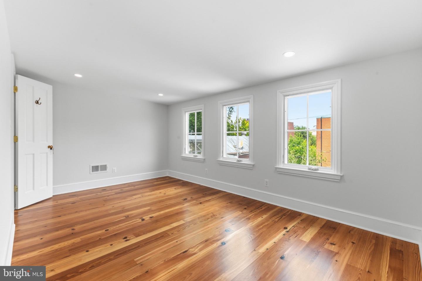 303 Queen St Property Photo 15
