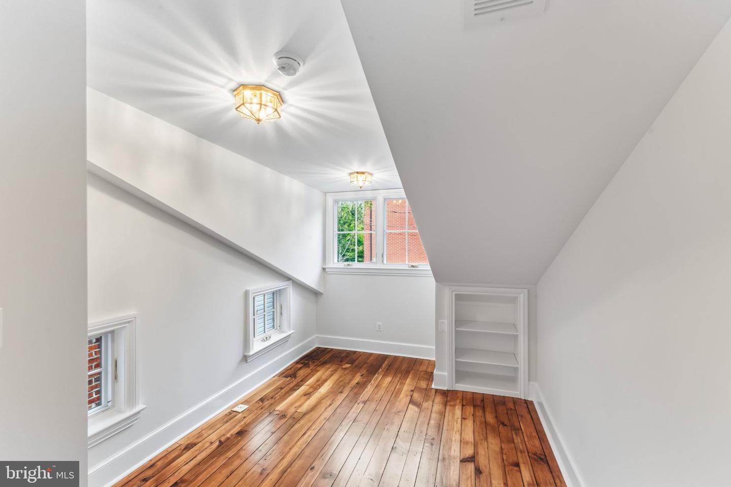 303 Queen St Property Photo 20