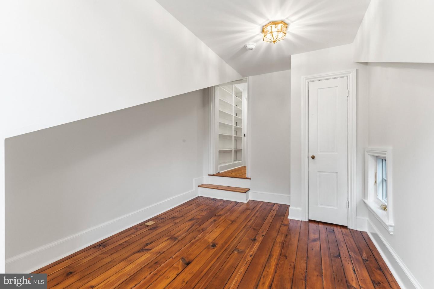 303 Queen St Property Photo 21