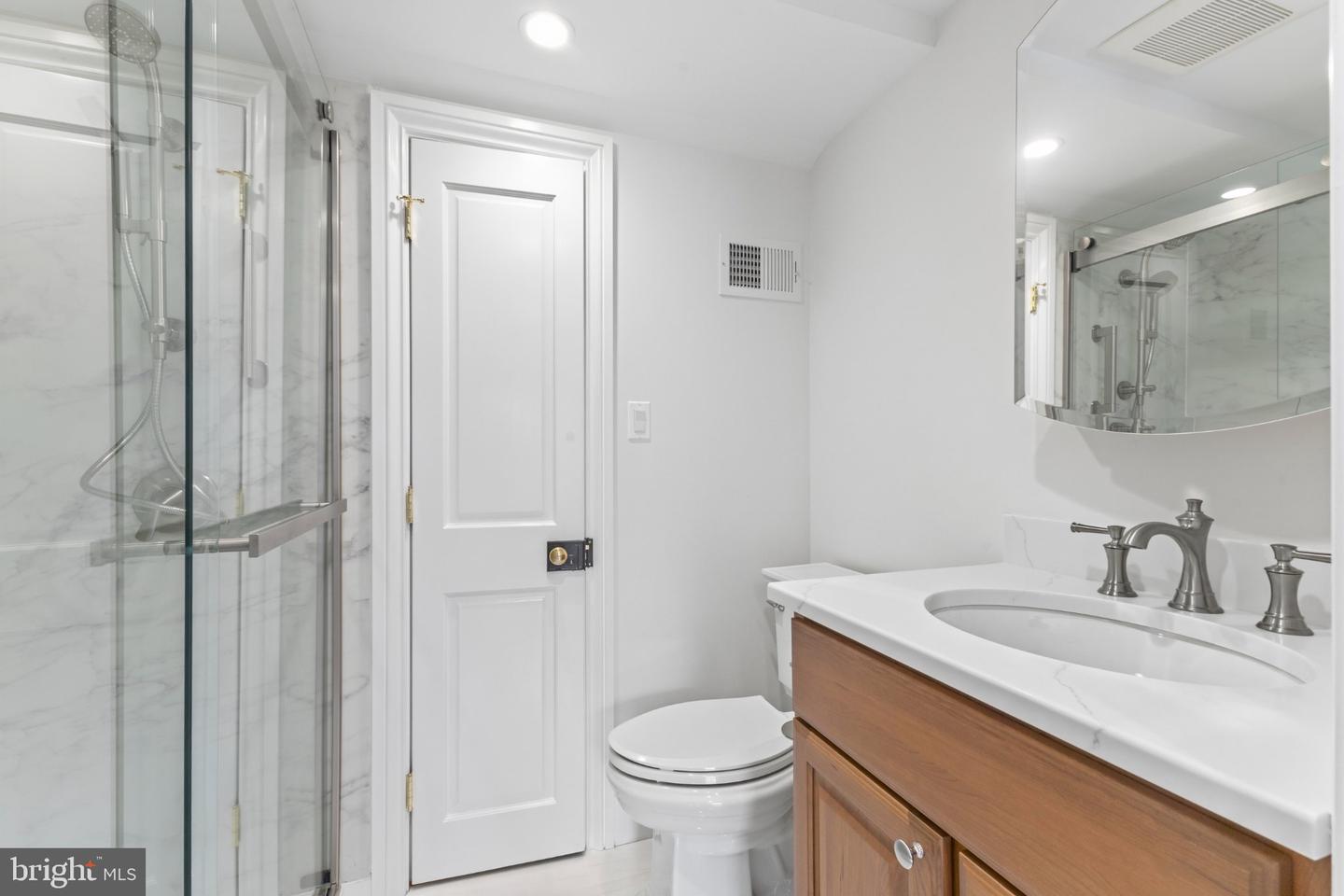 303 Queen St Property Photo 23