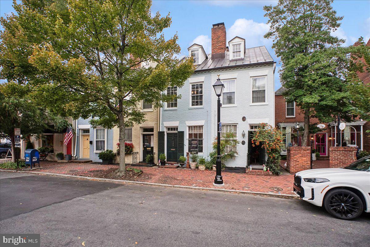 133 S FAIRFAX ST Property Photo 1