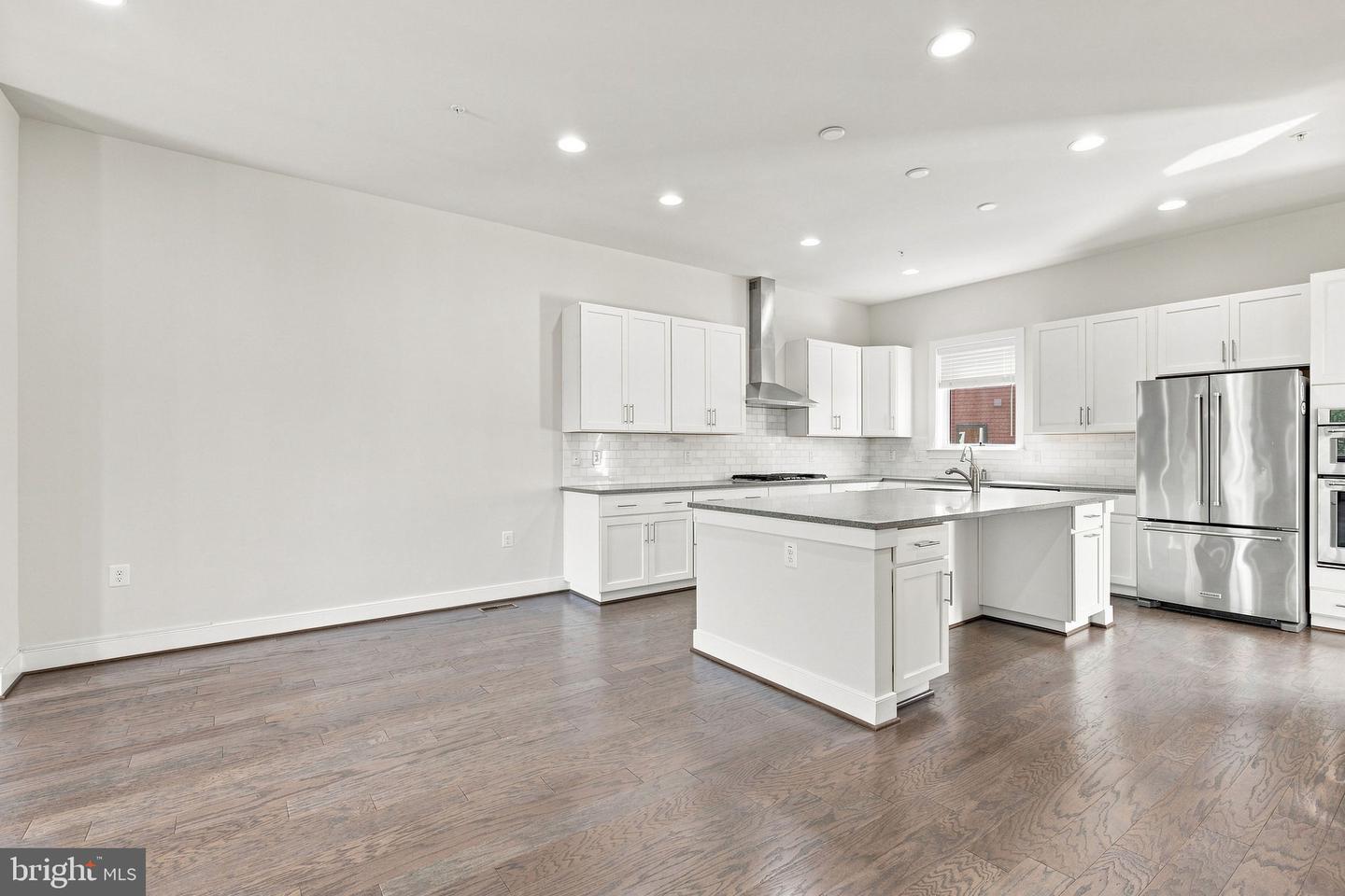 1820 Potomac Ave Property Photo 3