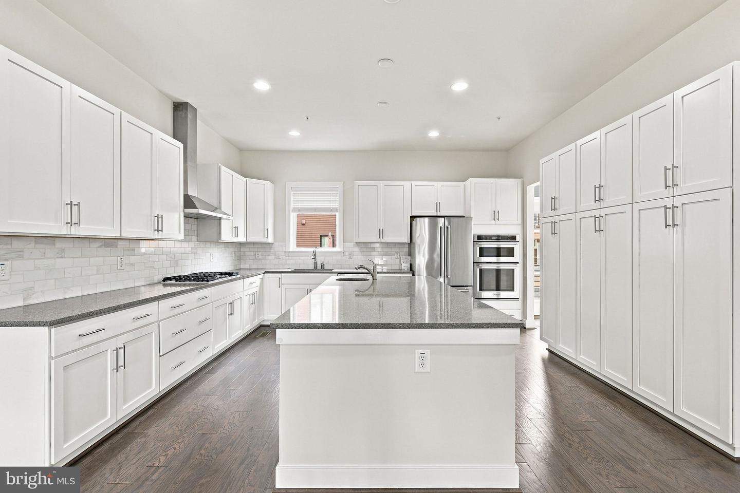 1820 Potomac Ave Property Photo 4