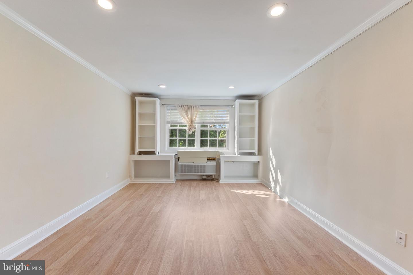 1732 W Abingdon Dr #301 Property Photo 2