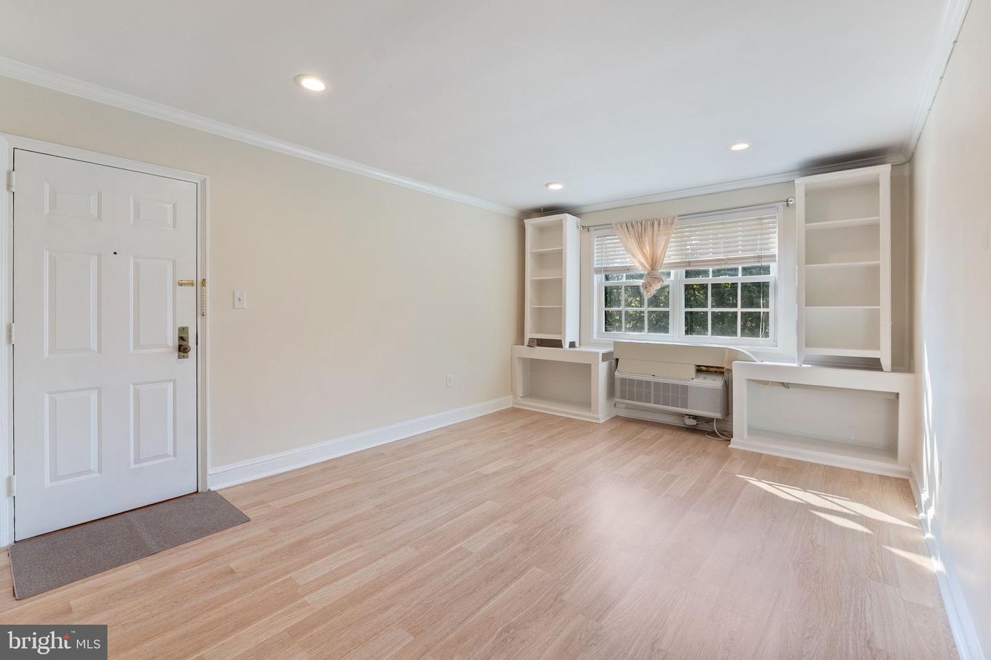 1732 W Abingdon Dr #301 Property Photo 3