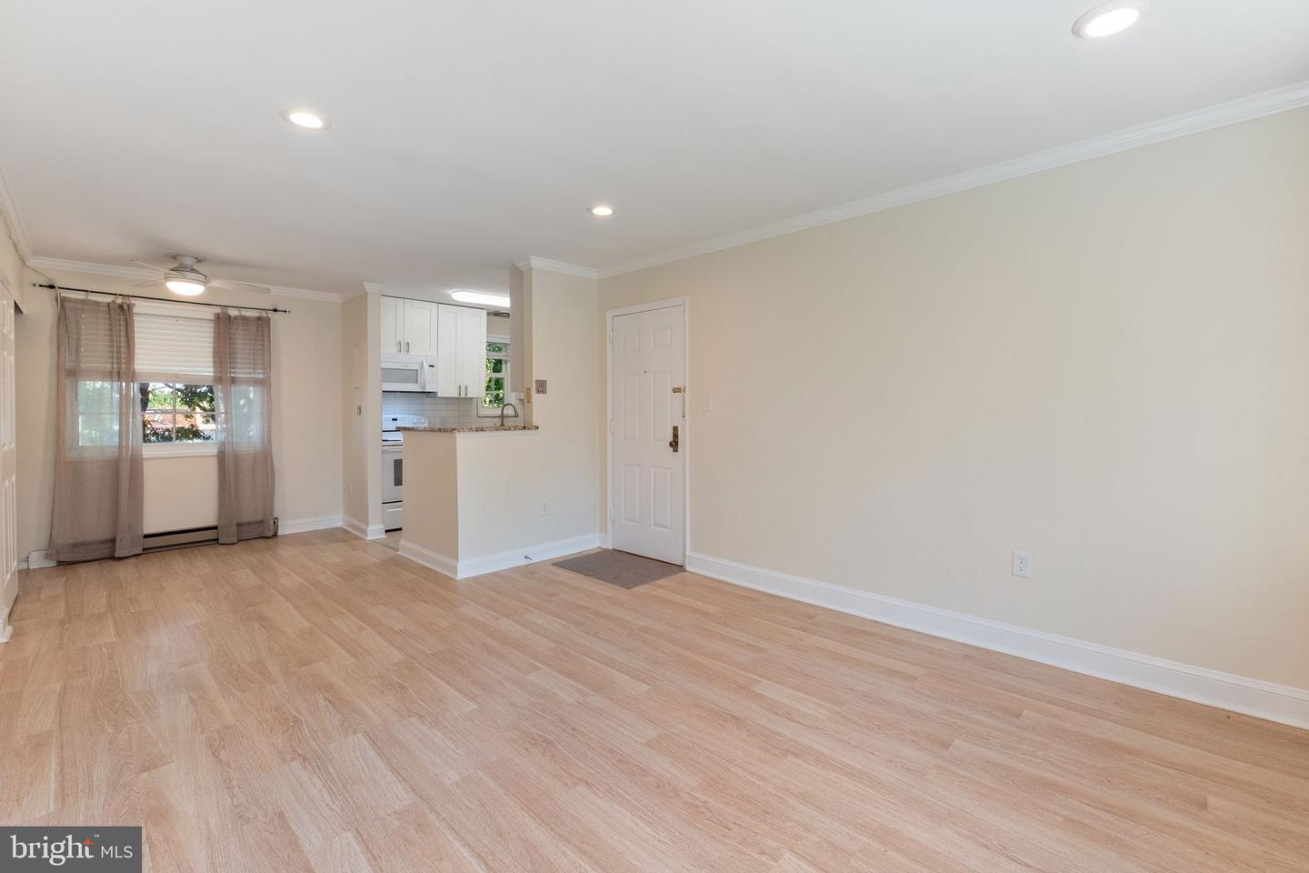 1732 W Abingdon Dr #301 Property Photo 4