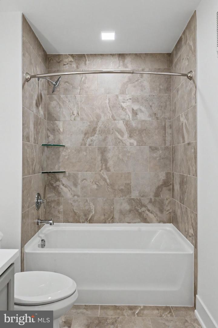 701 N Henry St #503 Property Photo 51