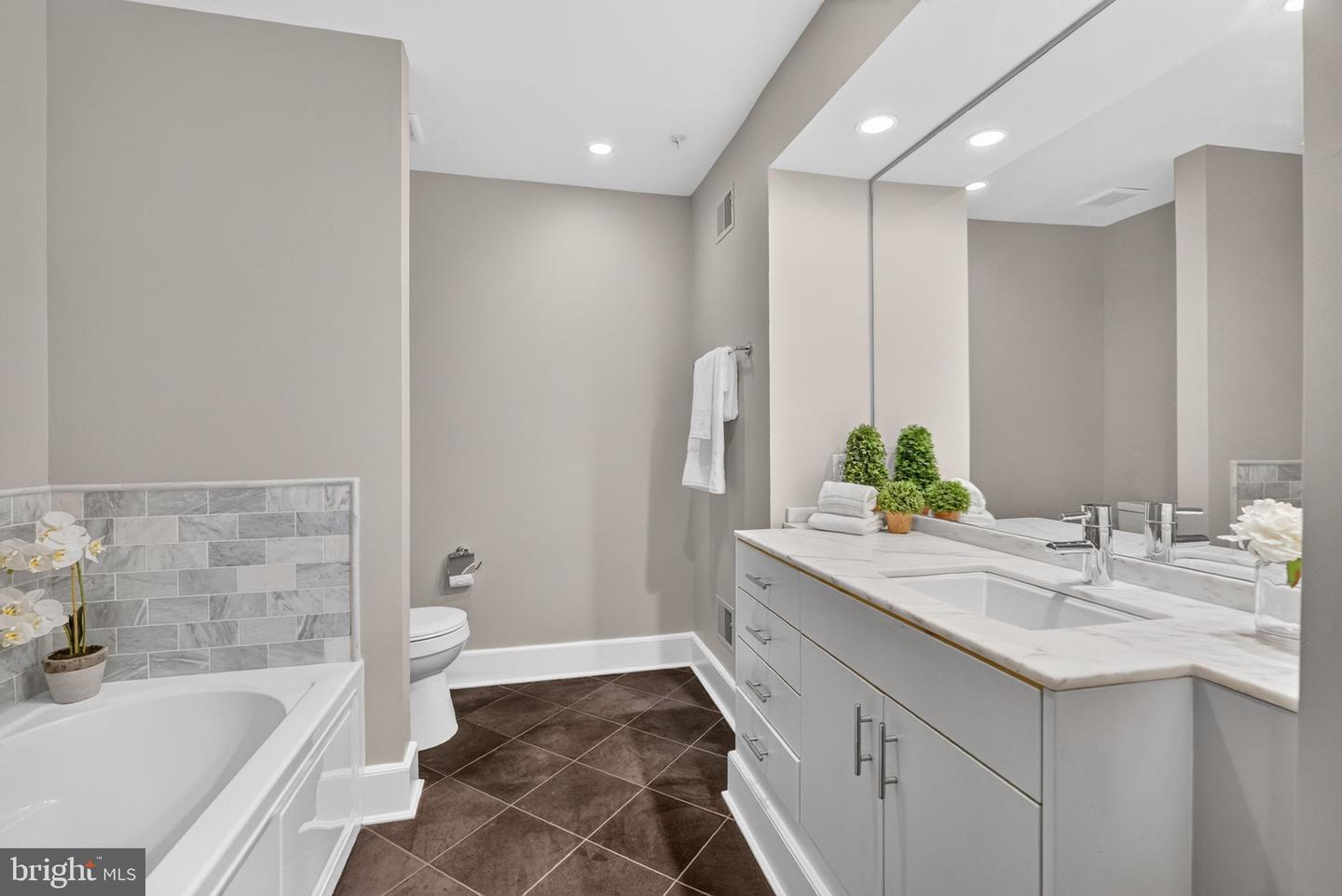 900 N Washington St #302e Property Photo 29