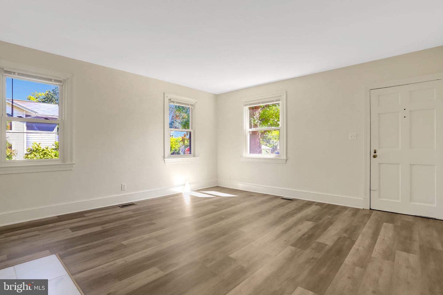 34 E Walnut St Property Photo 3