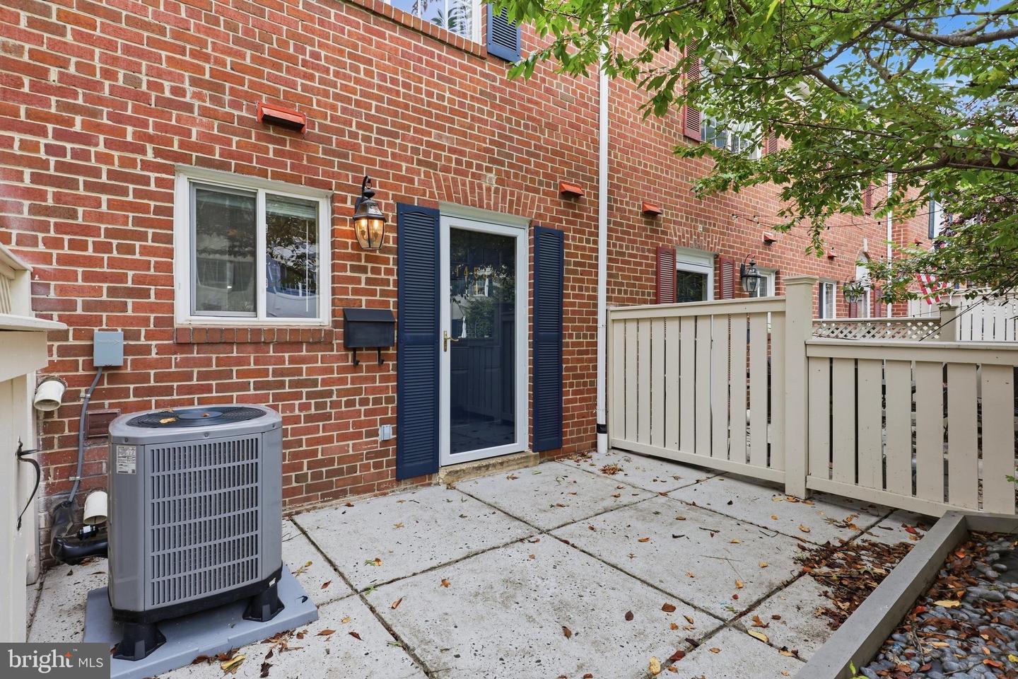 1453-a N Van Dorn St N #a Property Photo 3