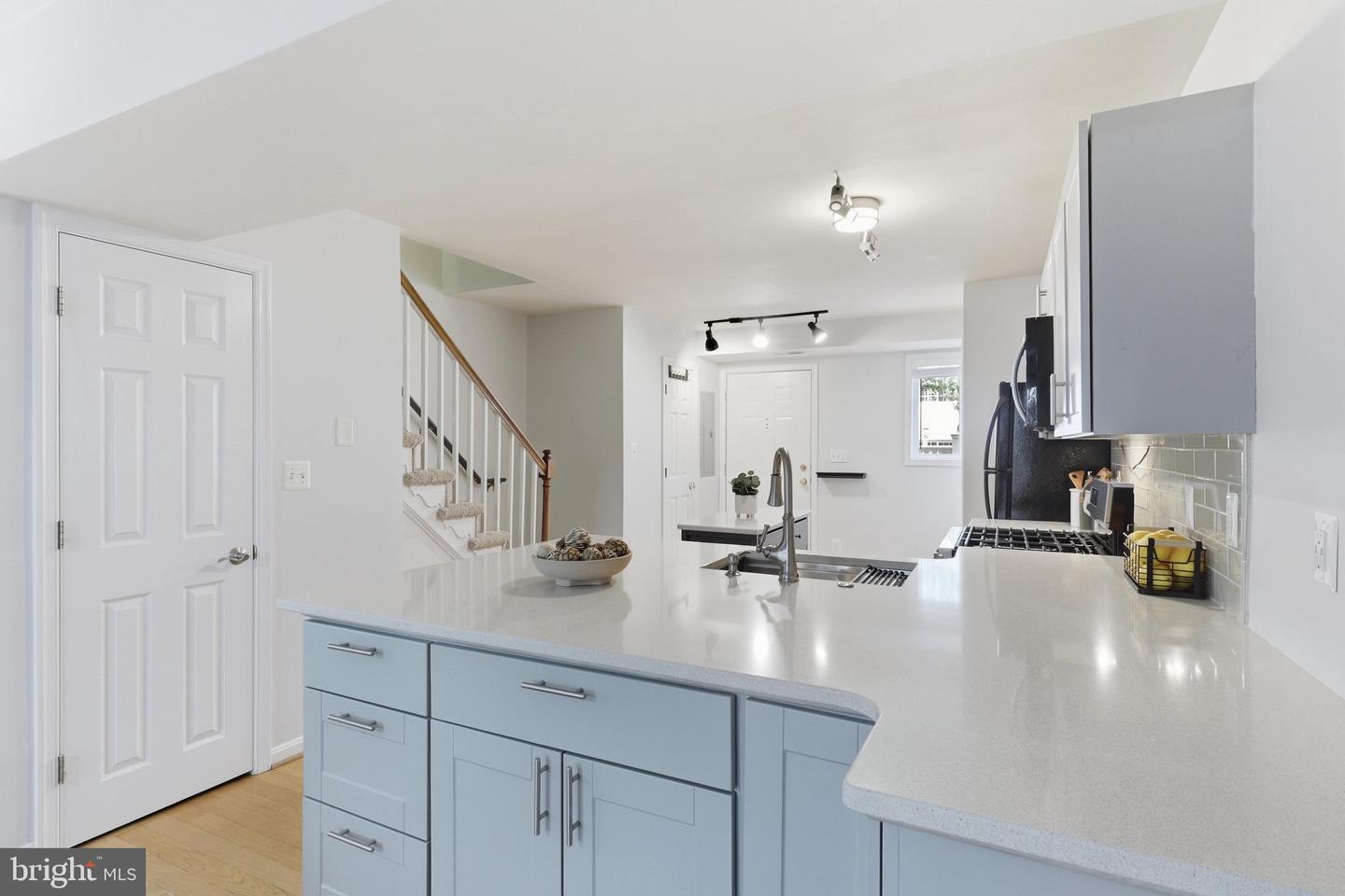 1453-a N Van Dorn St N #a Property Photo 6