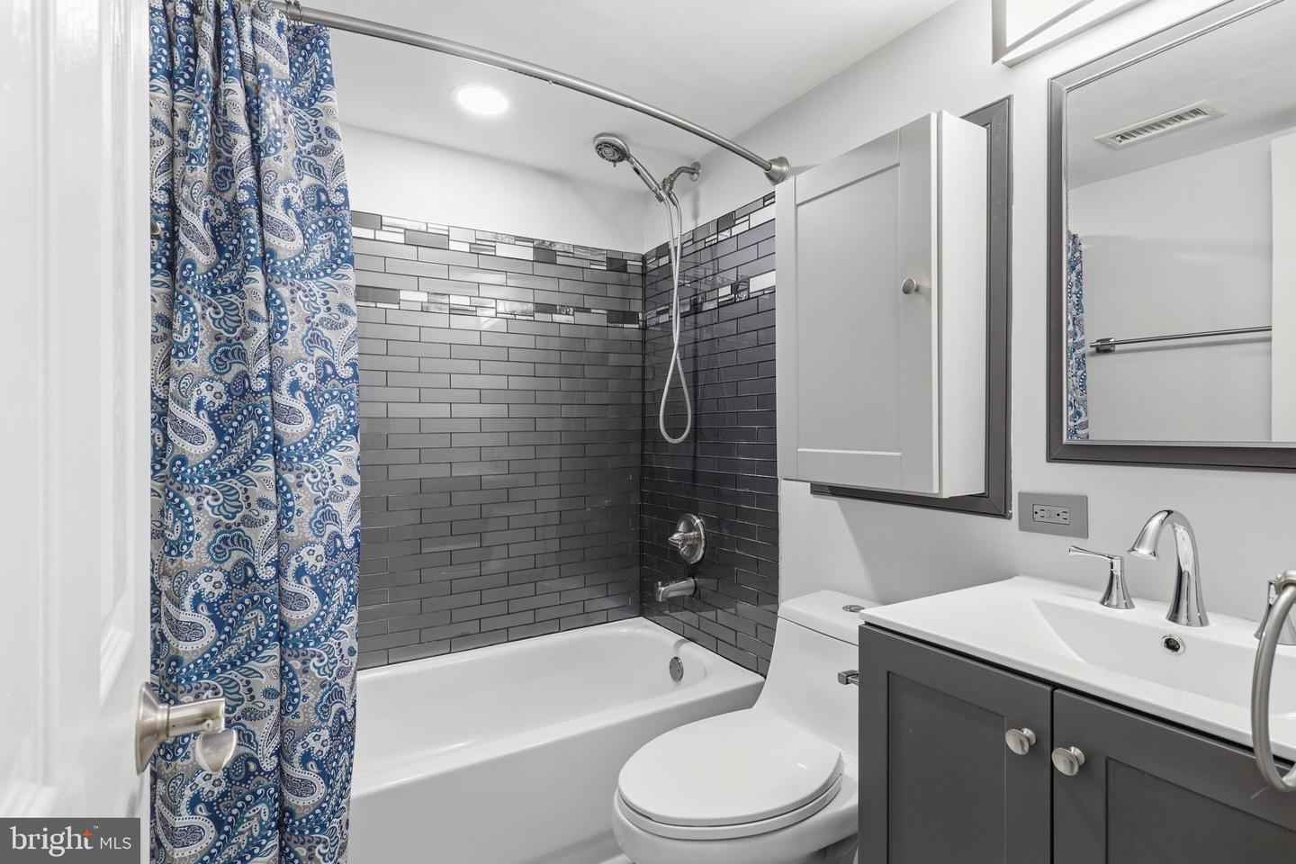 1453-a N Van Dorn St N #a Property Photo 12