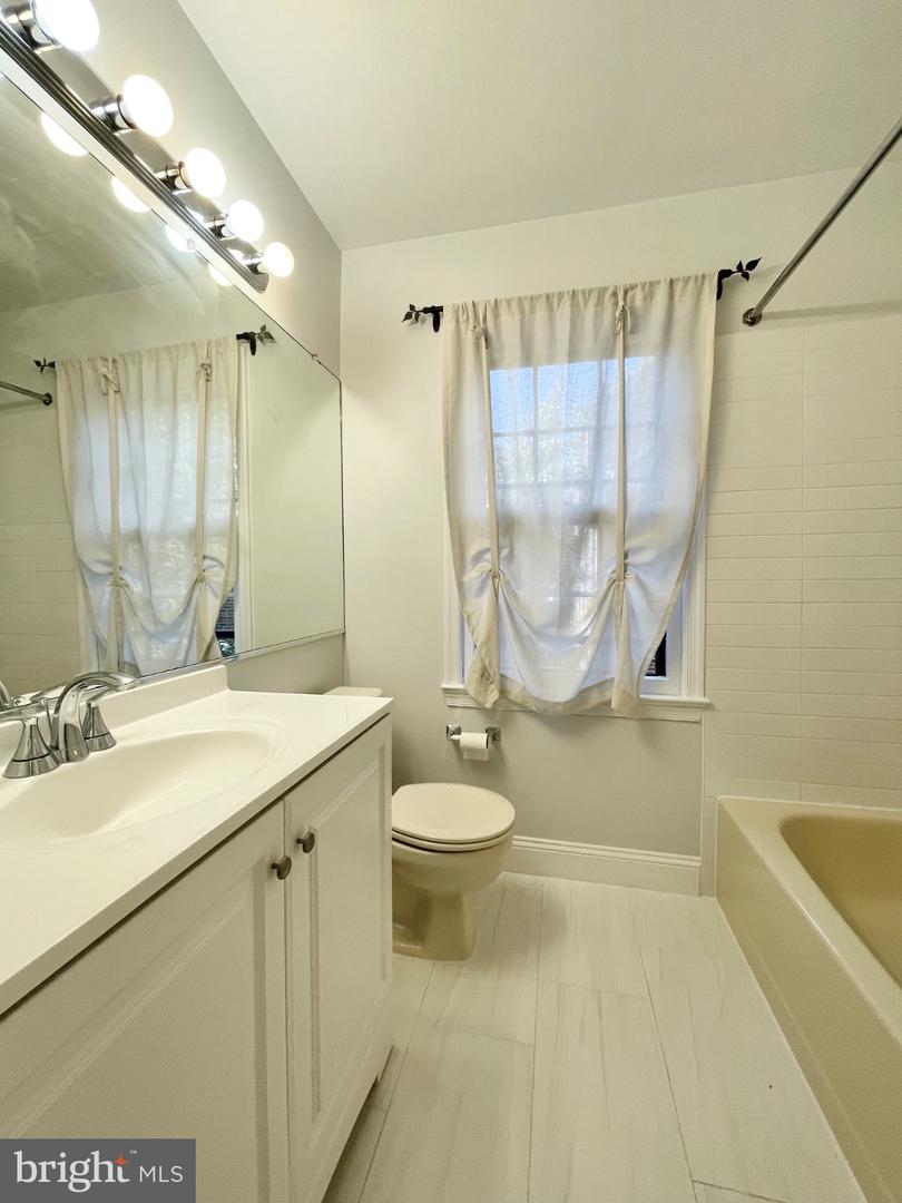 1208 W Abingdon Dr Property Photo 20