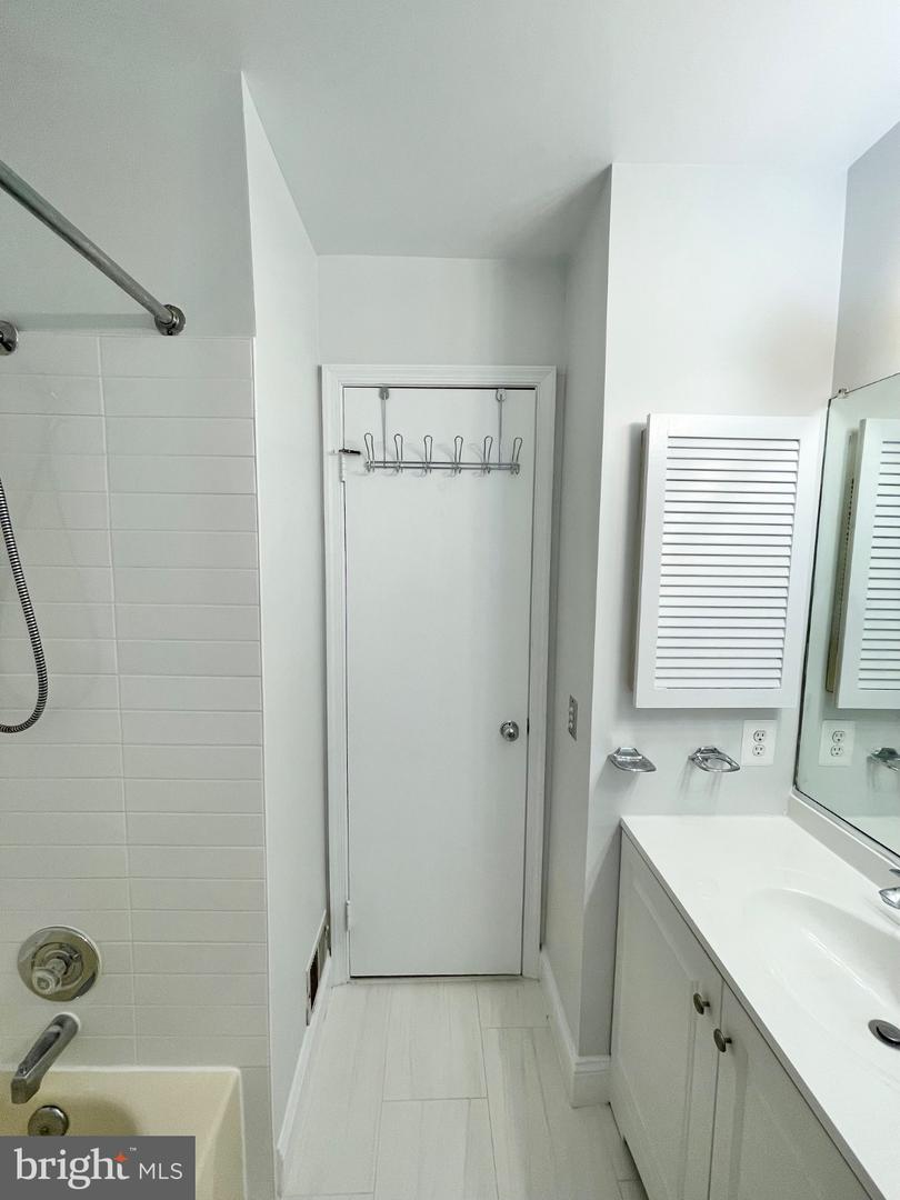 1208 W Abingdon Dr Property Photo 23