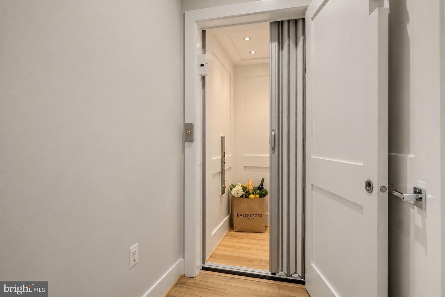 610 S Alfred St Property Photo 6