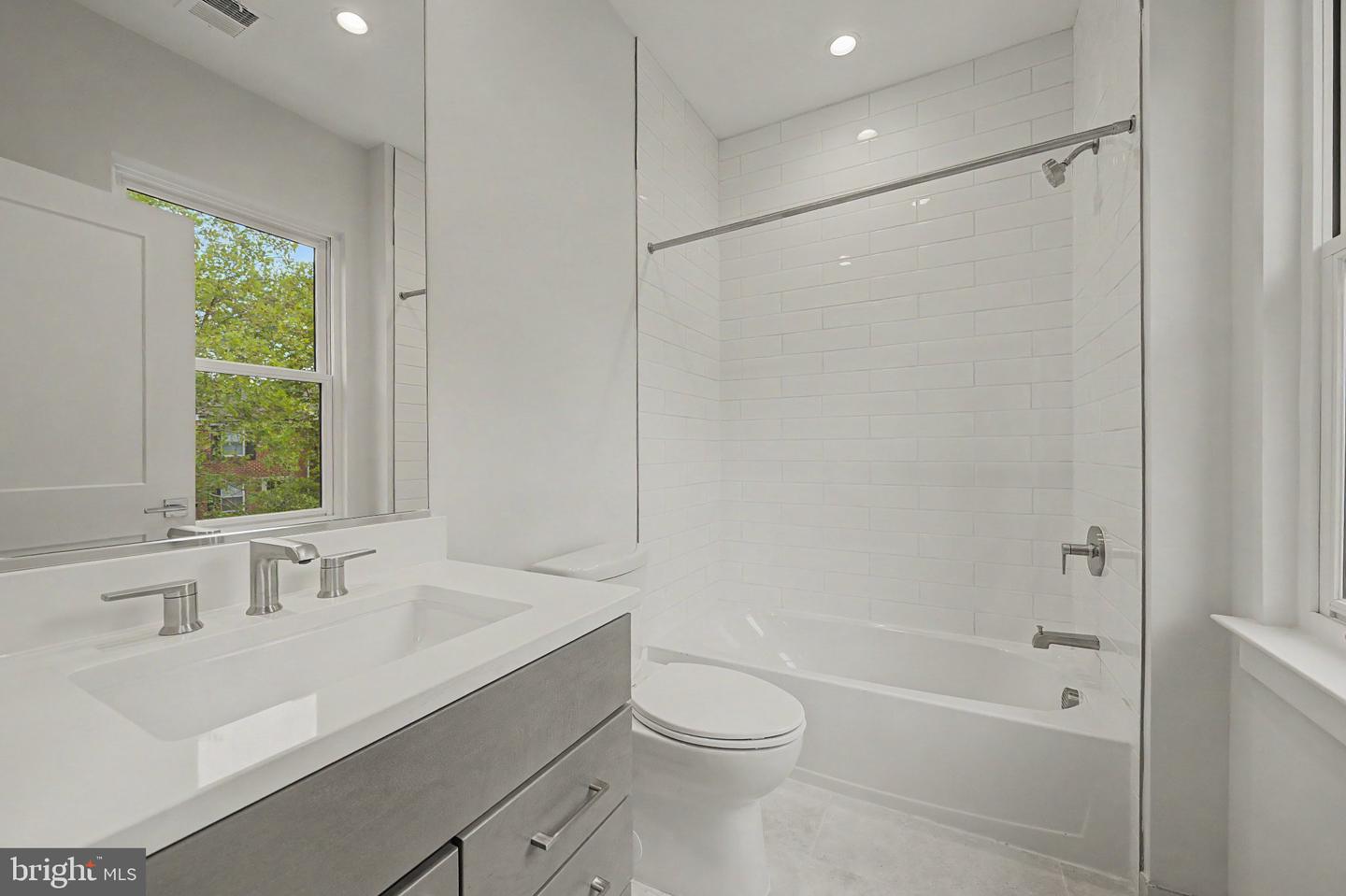 610 S Alfred St Property Photo 36