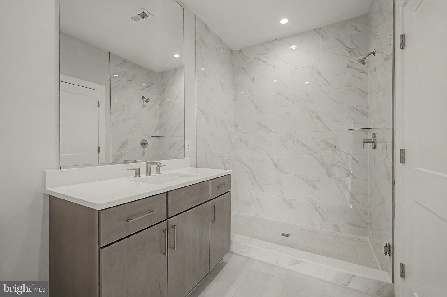 610 S Alfred St Property Photo 46
