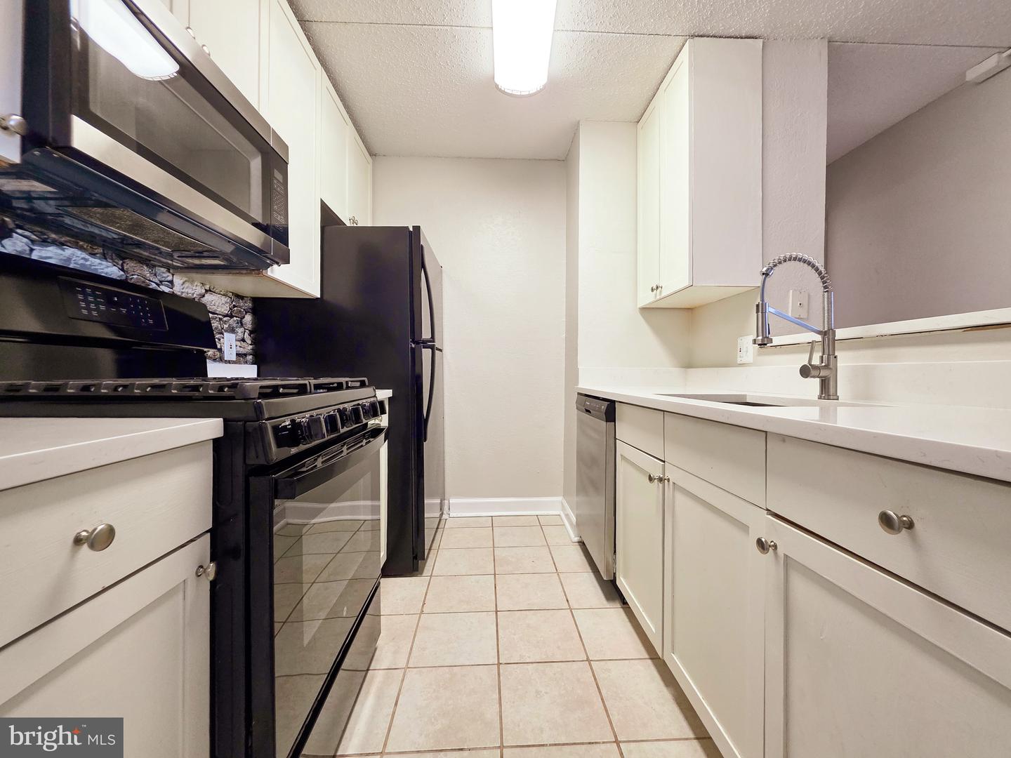 75 S Reynolds St #116 Property Photo 4