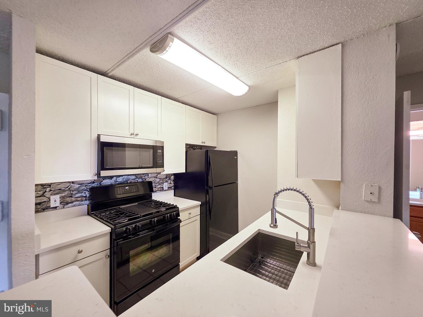 75 S Reynolds St #116 Property Photo 5