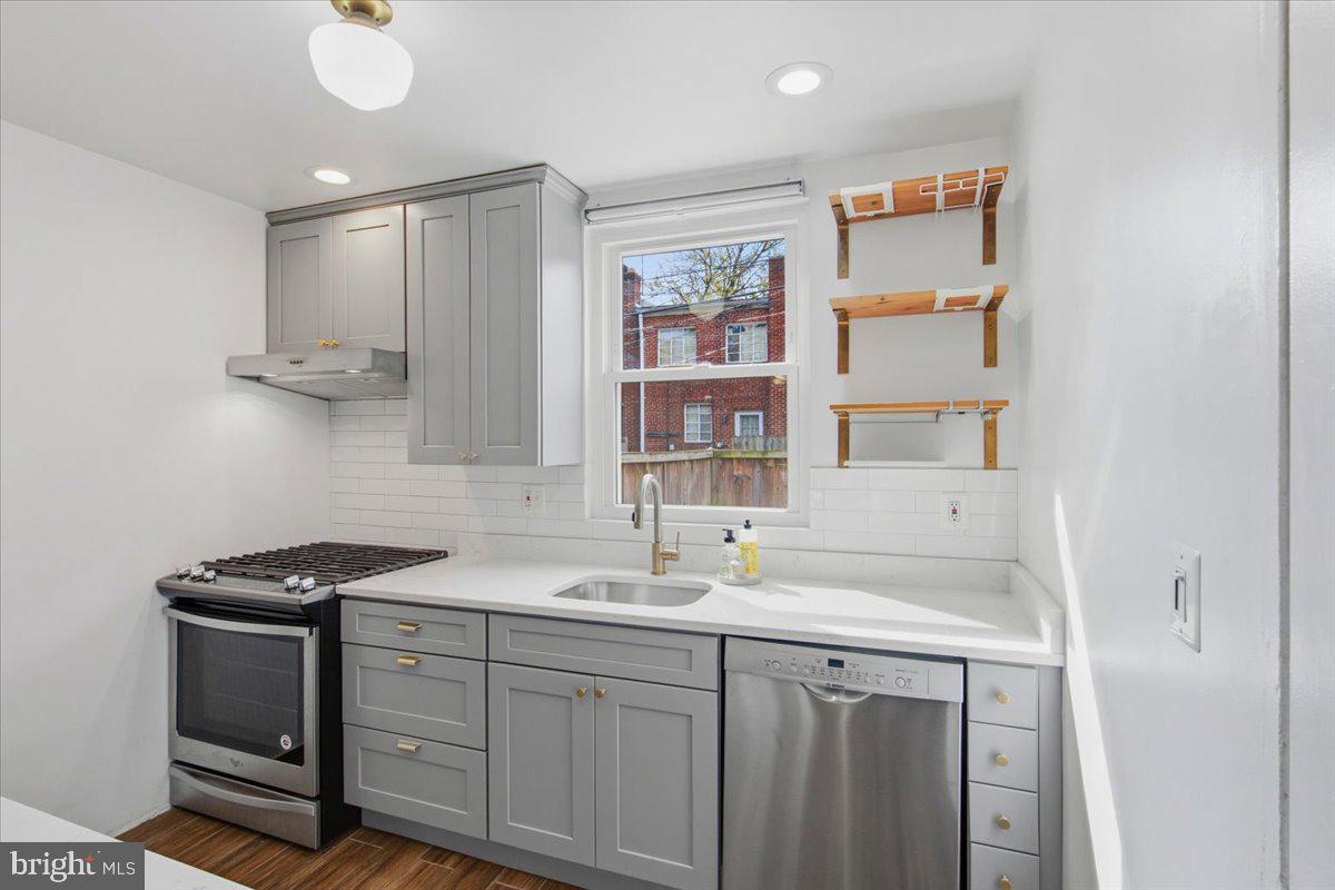 122 Dale St Property Photo 2