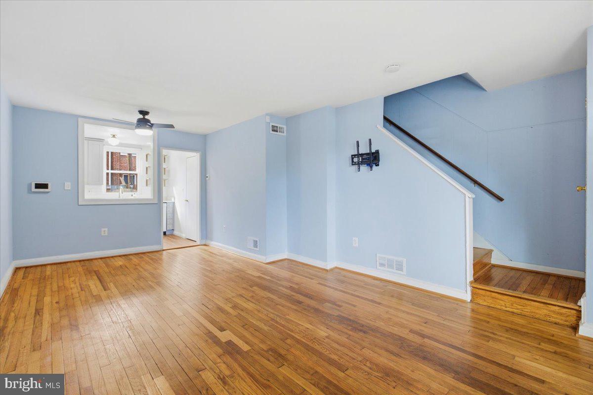 122 Dale St Property Photo 5