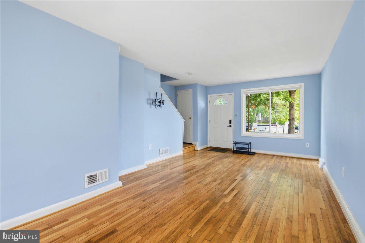 122 Dale St Property Photo 6