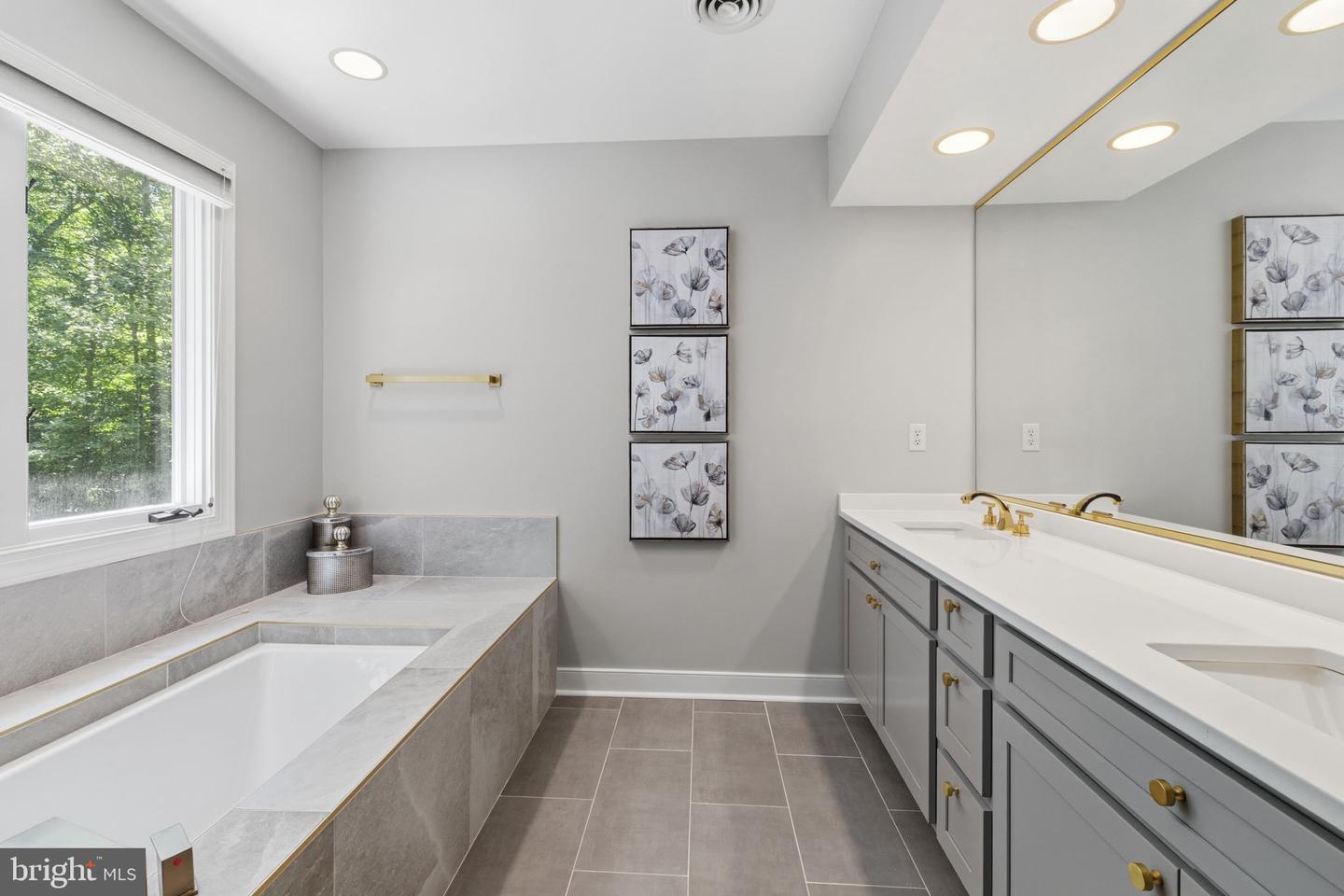 8425 Kintail Dr Property Photo 29