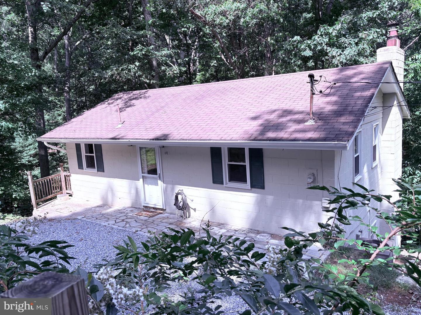 692 Laurel Ln Property Photo 1