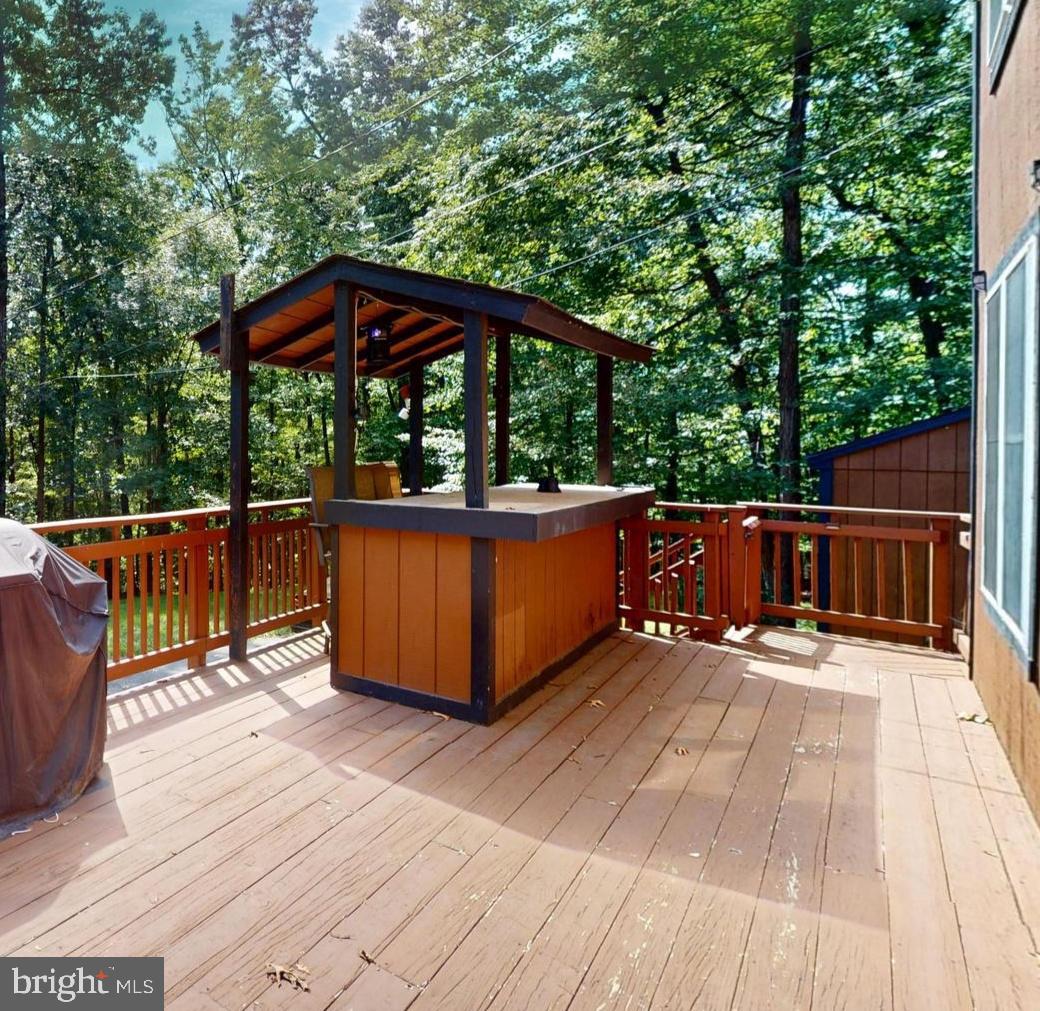 104 Laurel Ln Property Photo 4