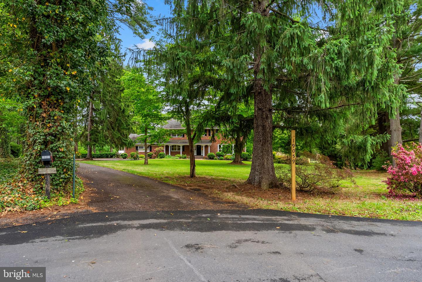 19059 Carleton Dr Property Photo 4