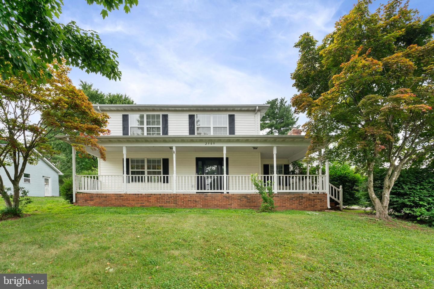 2309 Maplewood Dr Property Photo 1